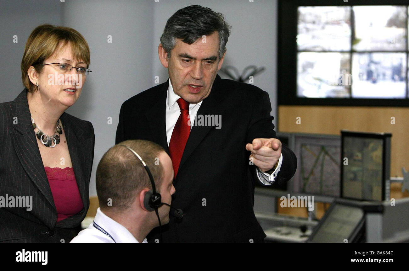Premierminister Gordon Brown spricht mit dem Innenminister Jacqui Smith und einem Beamten während ihres Besuchs im Specialist Operations Room, wo CCTV-Kameras (Closed Circuit Television) vom Metropolitan Police Central Communications Command in London überwacht werden. Stockfoto