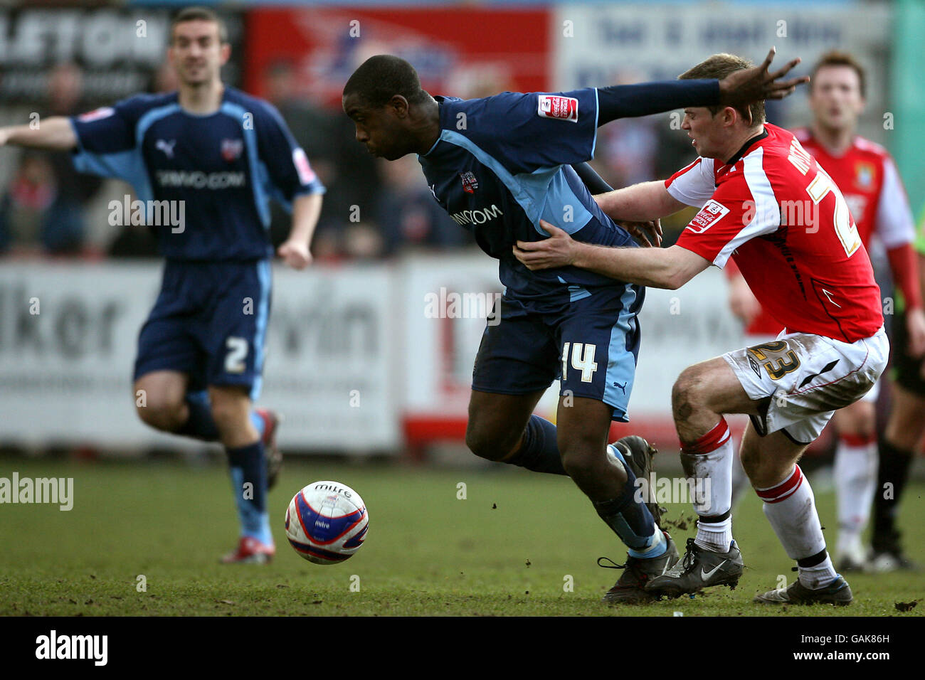 Fußball - Coca-Cola Football League Two - Morecambe / Brentford - Christie Park. Brentfords Nathan Elder (l) befreit sich von Morecambes Henry McStay (r) Stockfoto