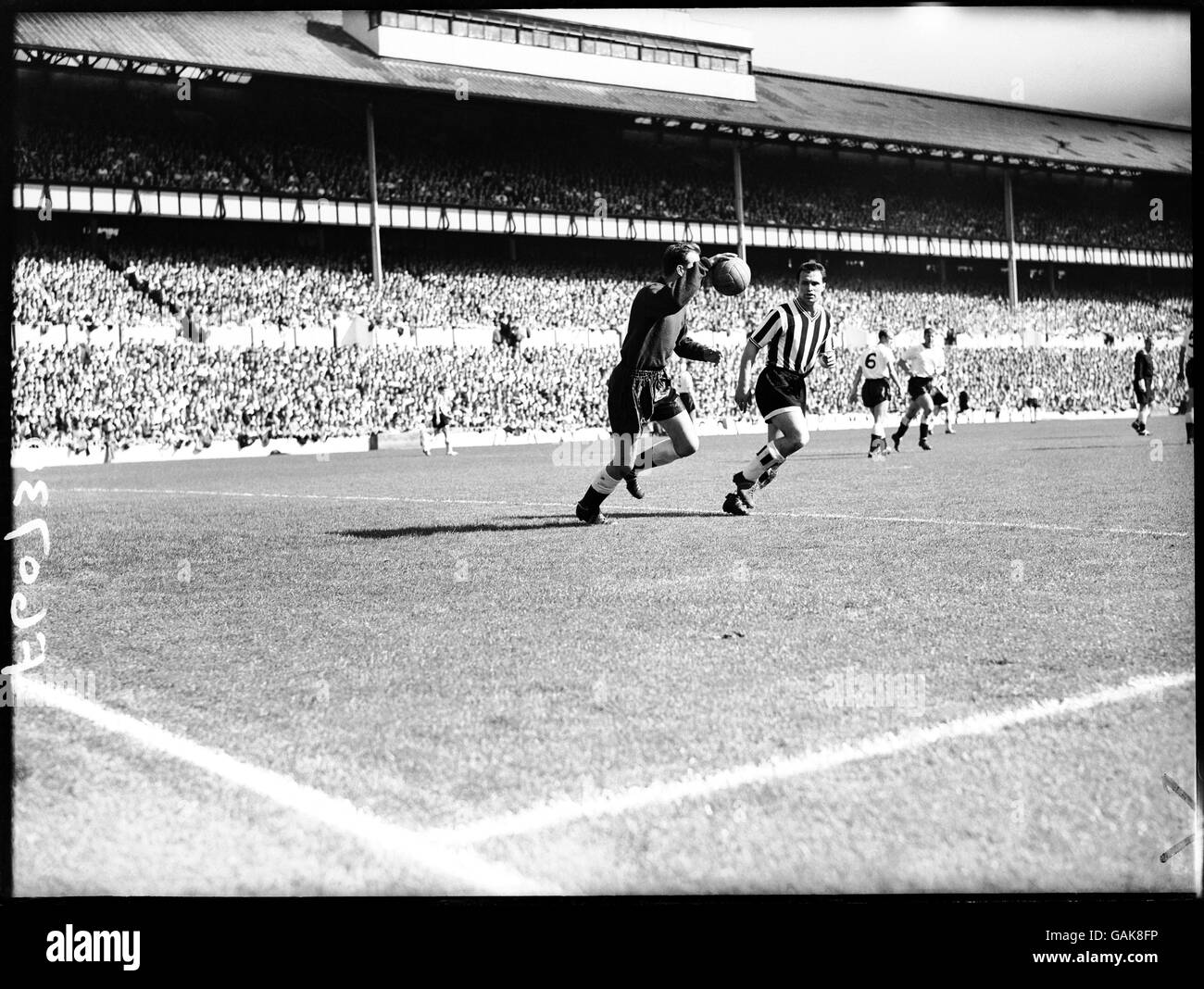 Fußball - Football League Division One - Tottenham Hotspur gegen Newcastle United. Len White (r) von Newcastle United hält den Ball im Auge, als Tottenham Hotspur-Torwart John Hollowbread (l) ihn abprallt Stockfoto