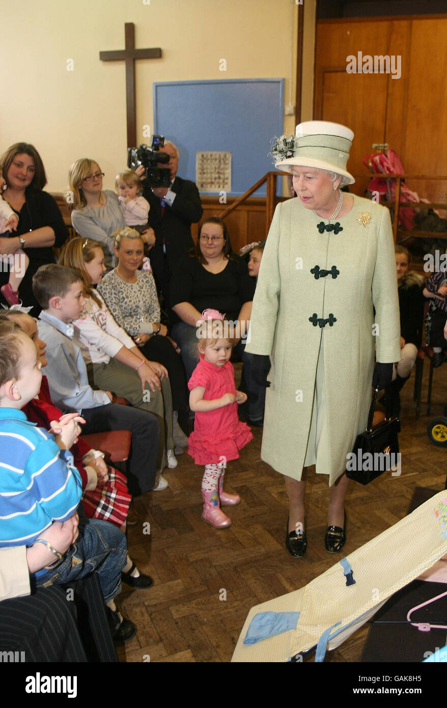 Königin Elizabeth II. Trifft die Mütter und Kleinkinder der East Belfast Mission, Belfast. Stockfoto