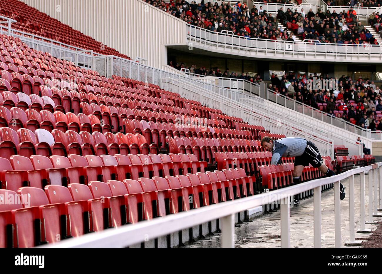 Fußball - Barclays Premier League - Middlesbrough / Derby County - Riverside Stadium. Derby County Torhüter Roy Carroll holt den Ball aus dem leeren Stand Stockfoto