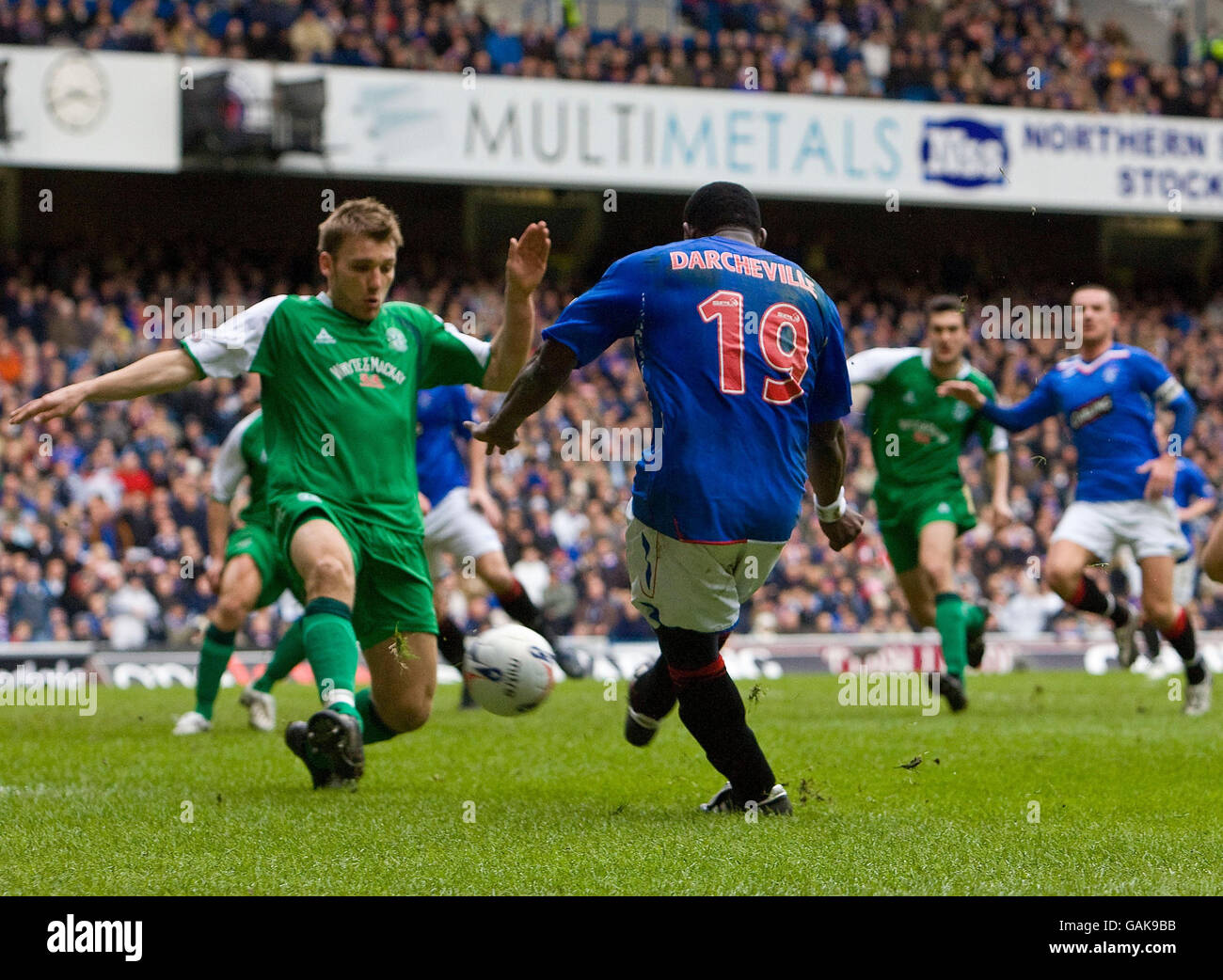 Jean-Claude Darcheville der Rangers punktet beim Clydesdale Bank Premier League-Spiel in Ibrox, Glasgow, gegen Hibernian. Stockfoto