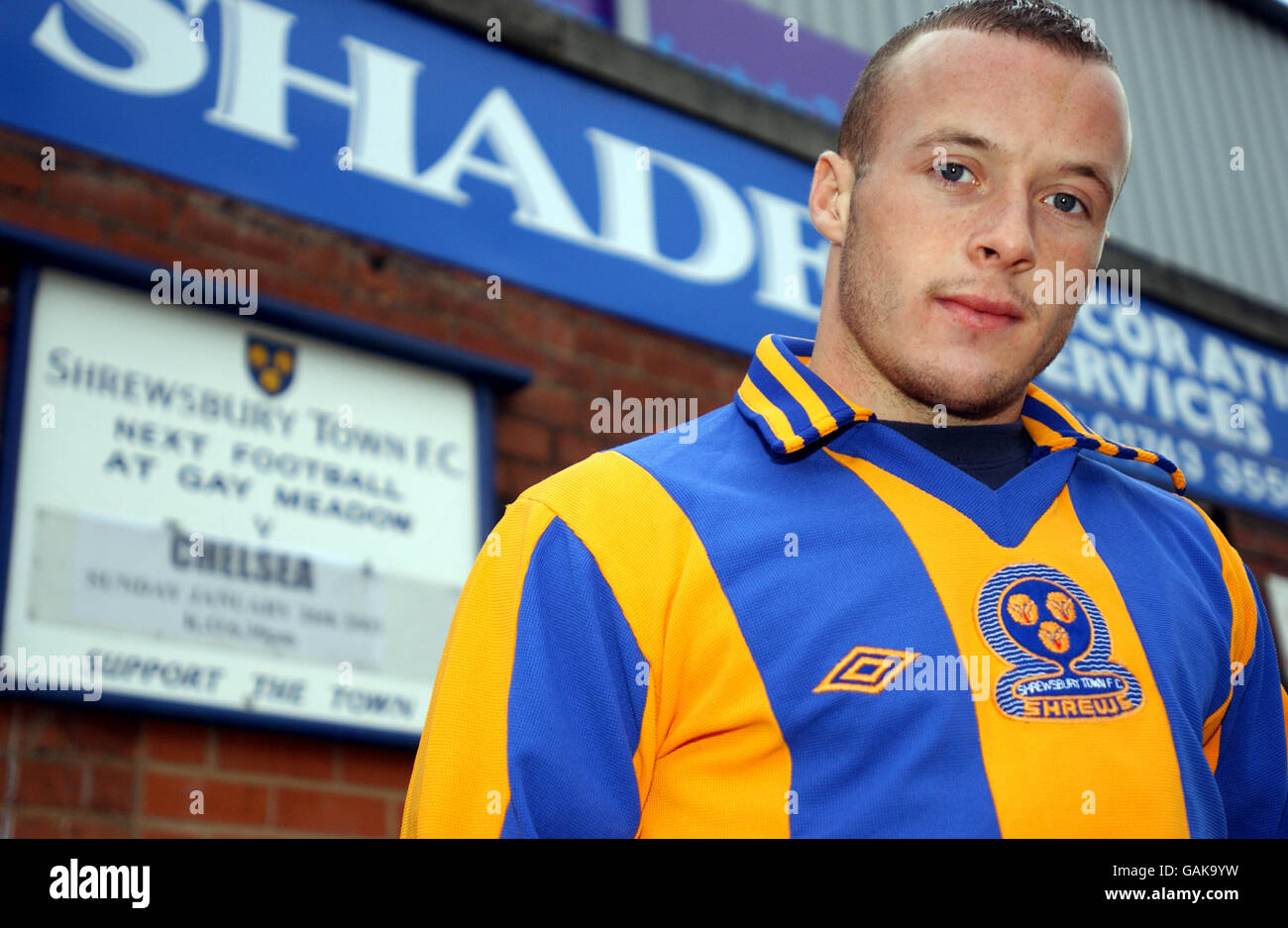 Fußball - FA Cup vierte Runde Vorschau - Shrewsbury Town gegen Chelsea. Luke Rodgers von Shrewsbury Town trug ein Hemd aus dem Jahr 1981, das im Kultfilm Spinal Tap verwendet wurde Stockfoto