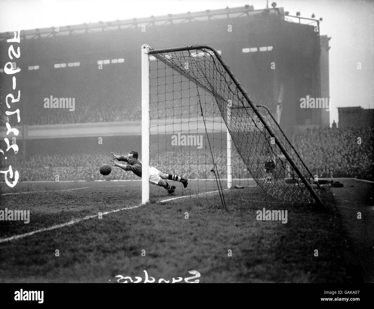 Fußball - FA Cup - Sechste Runde Replay - Arsenal gegen West Bromwich Albion. West Bromwich Albion-Torhüter Jimmy Sanders taucht ein, um eine Fingerspitze zu retten Stockfoto