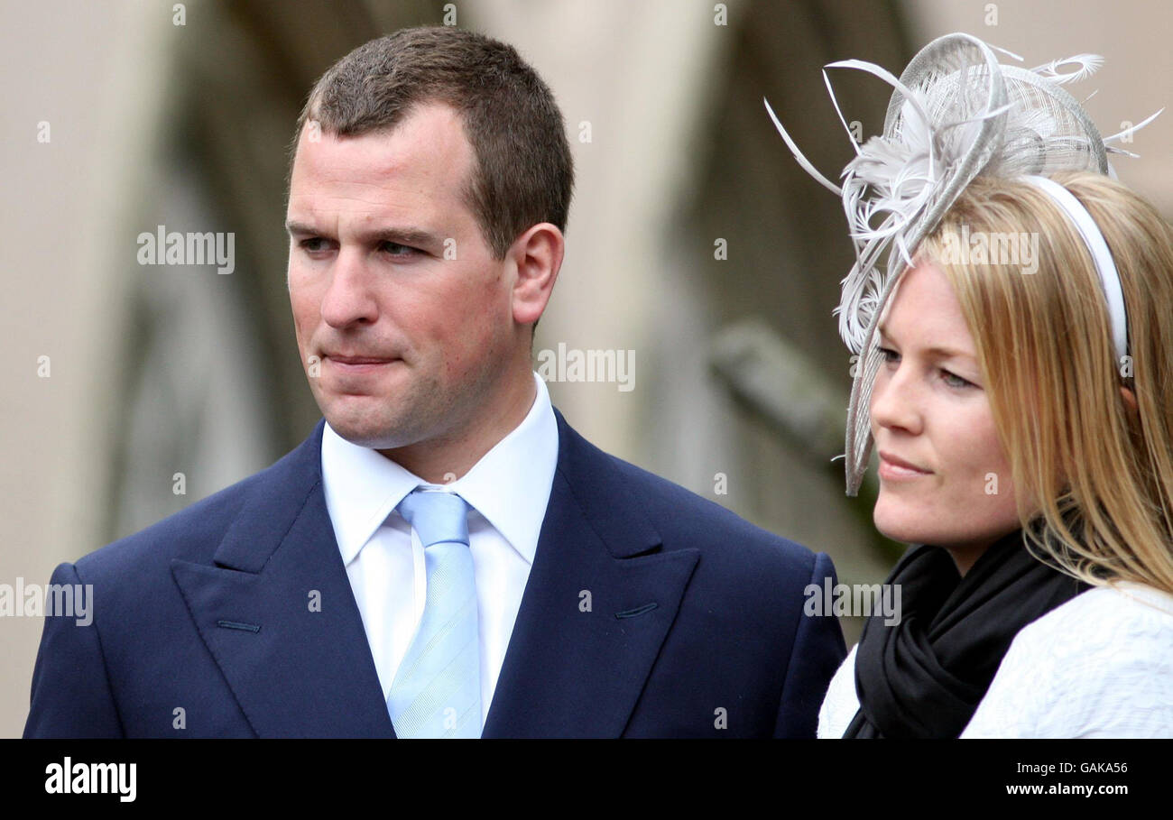Peter Phillips und Verlobter Autumn Kelly verlassen die St. George's Chapel auf dem Gelände des Windsor Castle in Berkshire, nachdem sie heute den Osterdienst Mattins besucht haben. Stockfoto