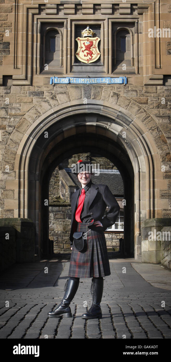 Foto. Historische Schottland-Führerin Laura Groves modelliert ihre neue Uniform im Edinburgh Castle. Stockfoto