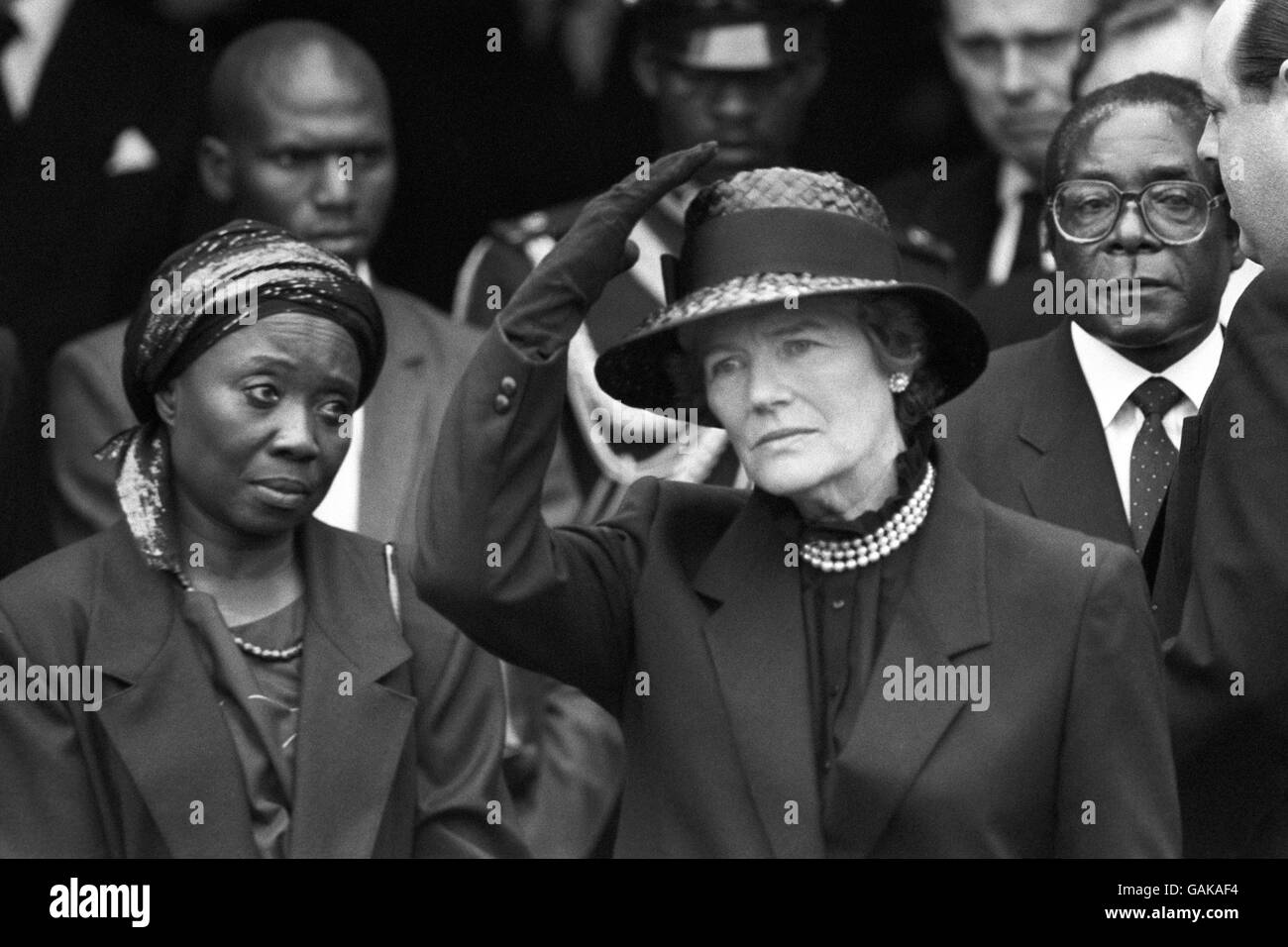 Lady Soames, Witwe von Lord Soames, bei der Beerdigung ihres Mannes in All Saints Curch, Odiham mit Robert Mugabe (rechts) und seiner Frau Sally Mugabe. Lord Soames, ein ehemaliger Gouverneur von Rhodesien, unterstützte Mugabe in den ersten Tagen der Unabhängigkeit seines Landes. Stockfoto