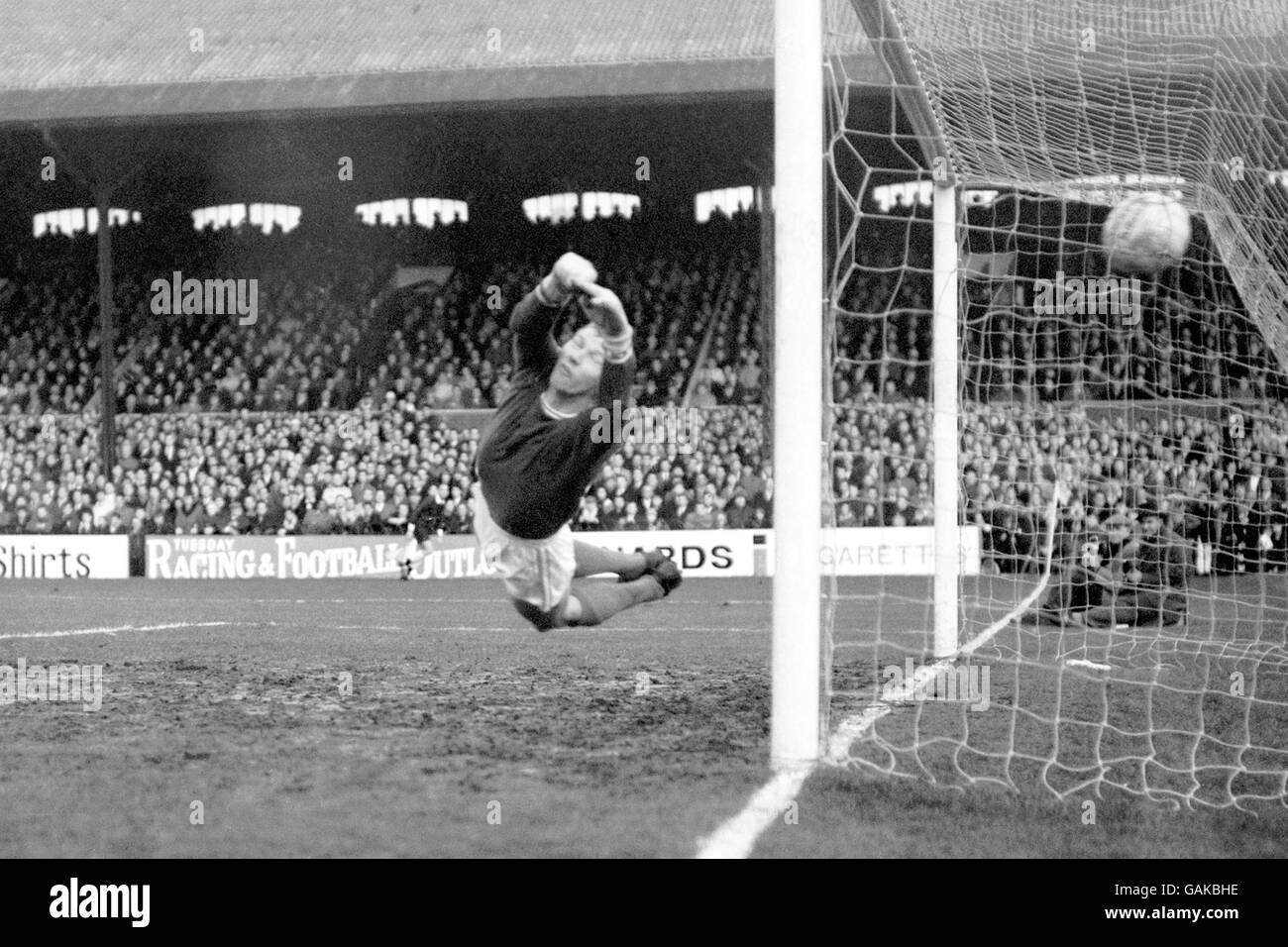 Fußball - Football League Division One - Fulham / Arsenal. Arsenal-Torwart Bob Wilson taucht zu spät ab, um fulham vom Scoring abzuhalten Stockfoto