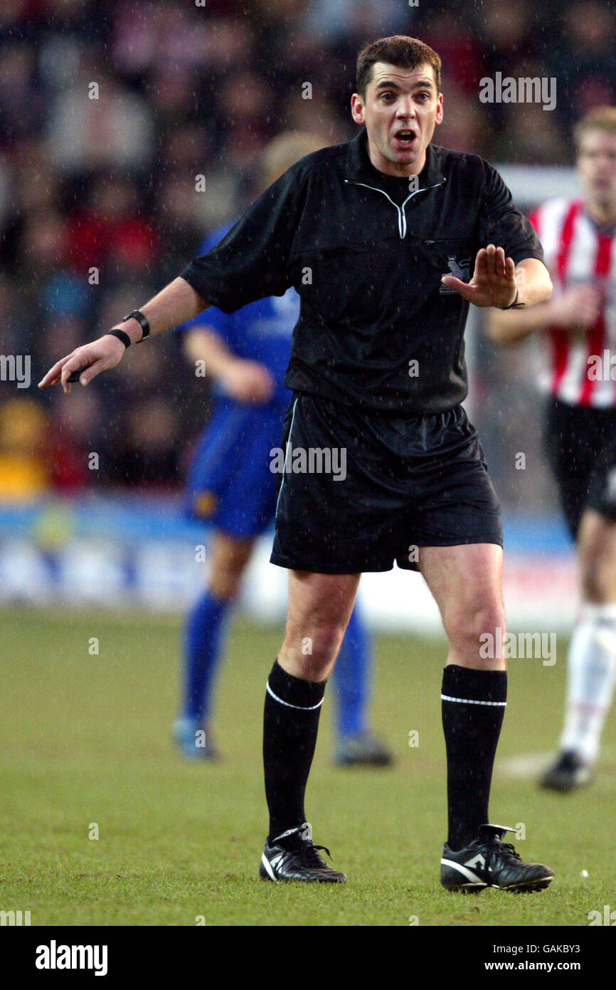 Fußball - FA Barclaycard Premiership - Southampton / Manchester United. Schiedsrichter Phil Dowd trifft eine Entscheidung Stockfoto