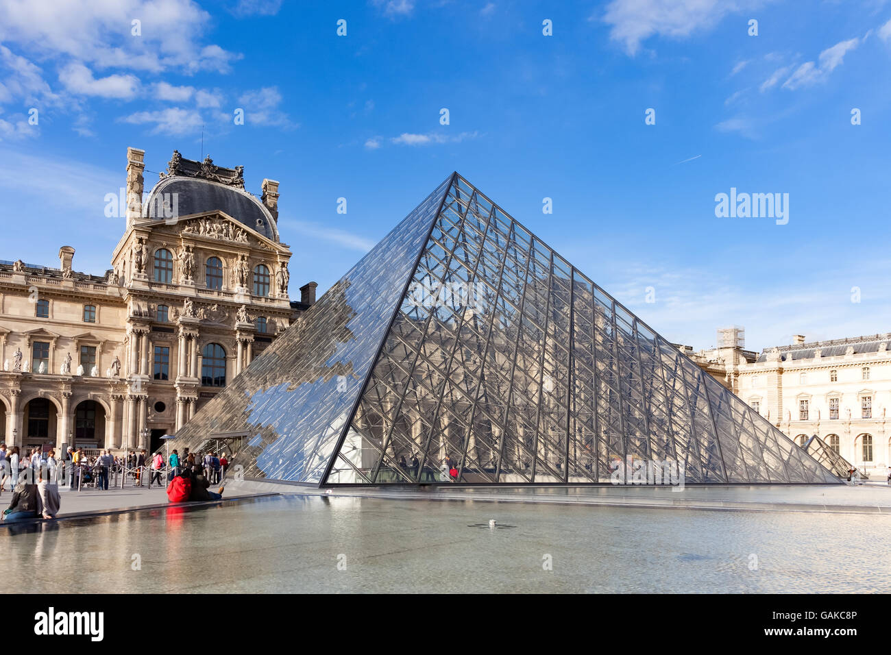 Die Louvre-Galerie, Museum und Louvre-Pyramide, Paris, Frankreich. Stockfoto