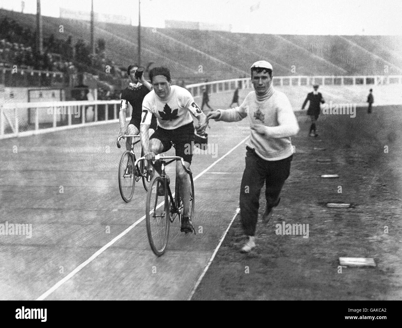 Walter Andrews aus Kanada, der während des 100-Kilometer-Radrennens der Männer Erfrischung erhielt. Stockfoto