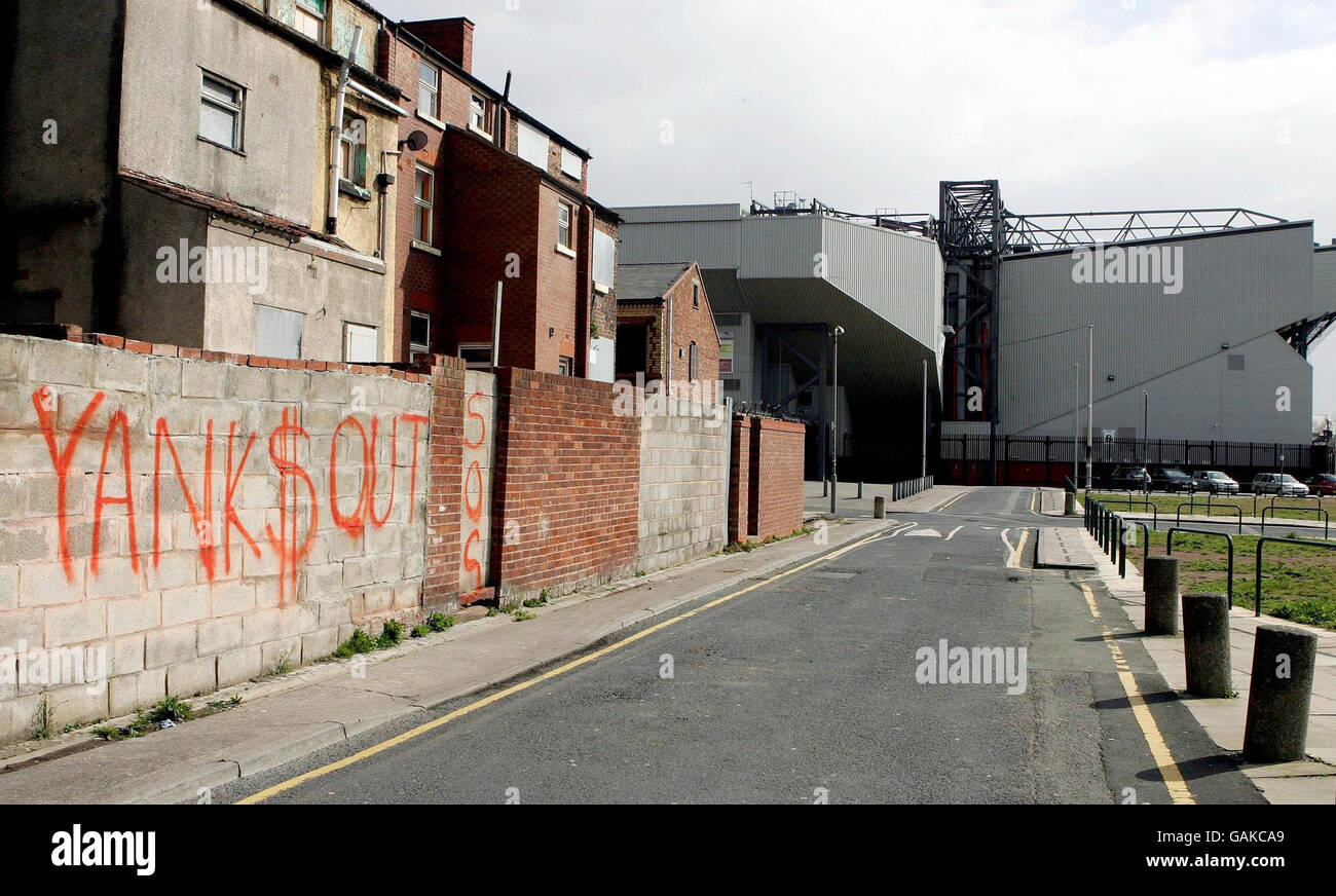 Graffitti in der Nähe des Stadions des Fußballvereins Liverpool zeigt die Unruhe der Fans im amerikanischen Besitz des Vereins. Stockfoto
