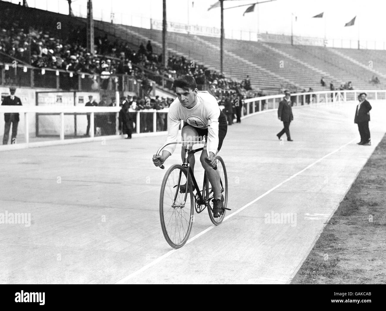Olympische Sommerspiele 1908 - Radfahren - Weiße Stadt. Victor Johnson aus Großbritannien, der Goldmedaillengewinnerin im 660-Meter-Streckenfinale. Stockfoto