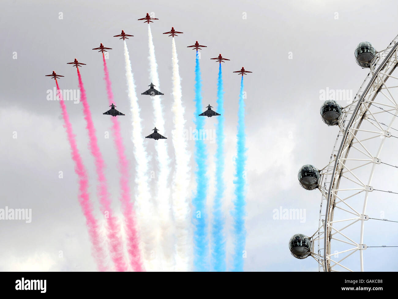 Die Red Arrows in Formation mit vier Taifun-Flugzeugen fliegen über London, um den 90. Jahrestag der Royal Air Force zu feiern. Stockfoto
