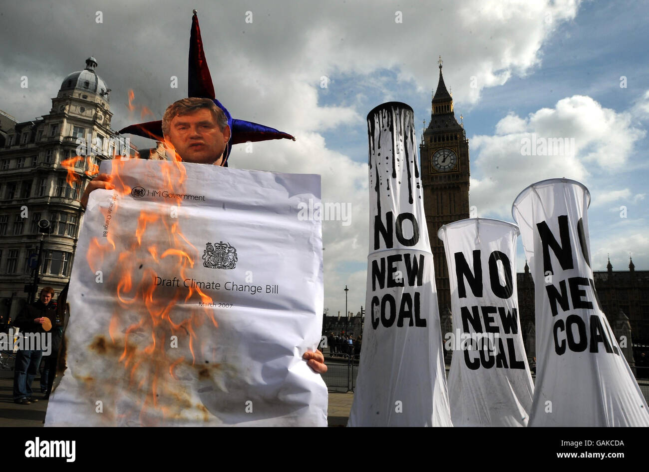Die People and Planet-Gruppe zum Klimawandel protestiert auf dem Parliament Square in London gegen den weiteren Kohleabbau anlässlich des „Fossil Fool's Day“. Stockfoto