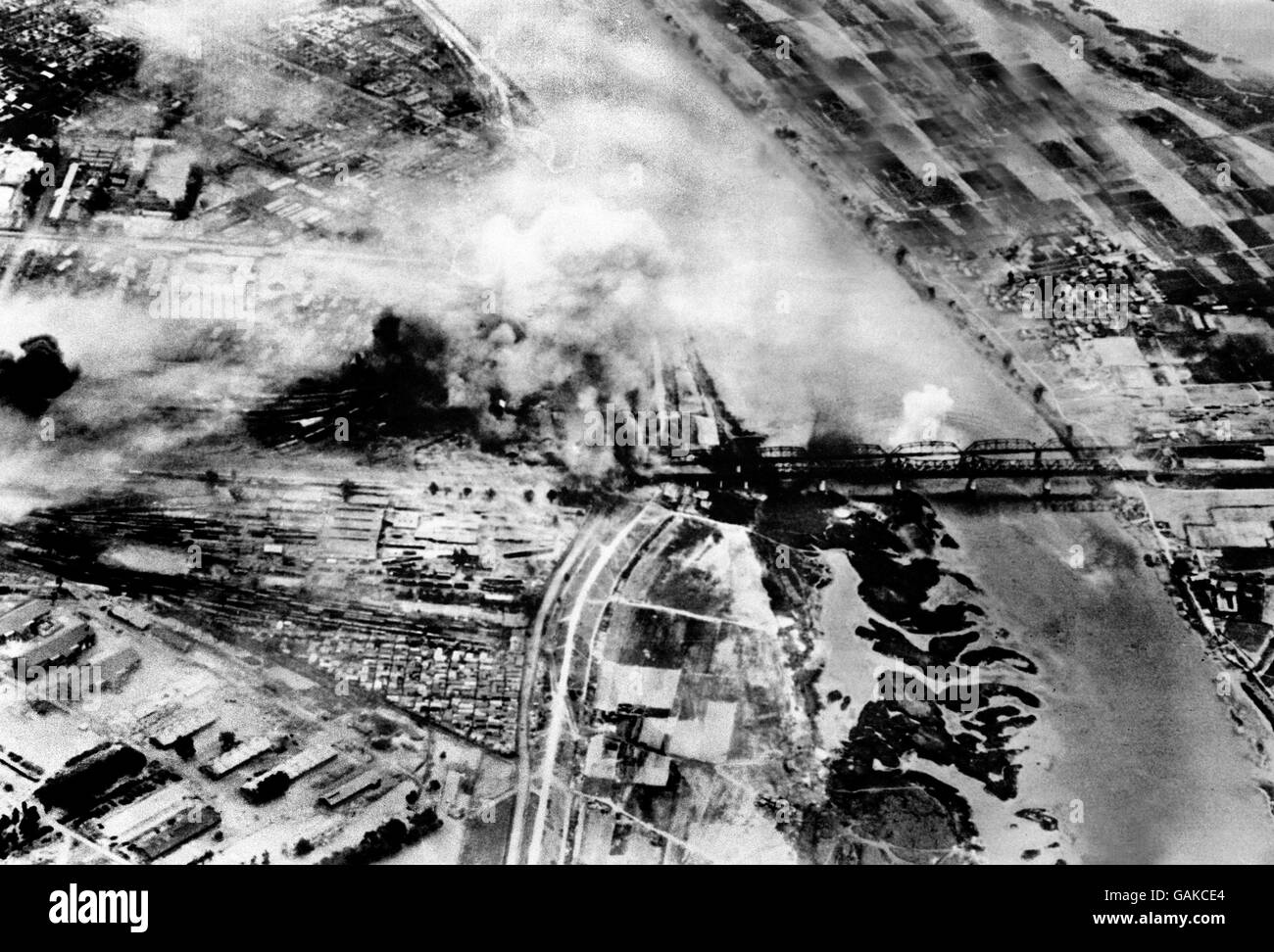 Luftansicht der Eisenbahnbrücken in Pjöngjang, die von Raketenbeschwerern und Trägertauchbombern der kombinierten amerikanisch-britischen Trägeraufgabenflotte an der Westküste Nordkoreas getroffen werden. Stockfoto