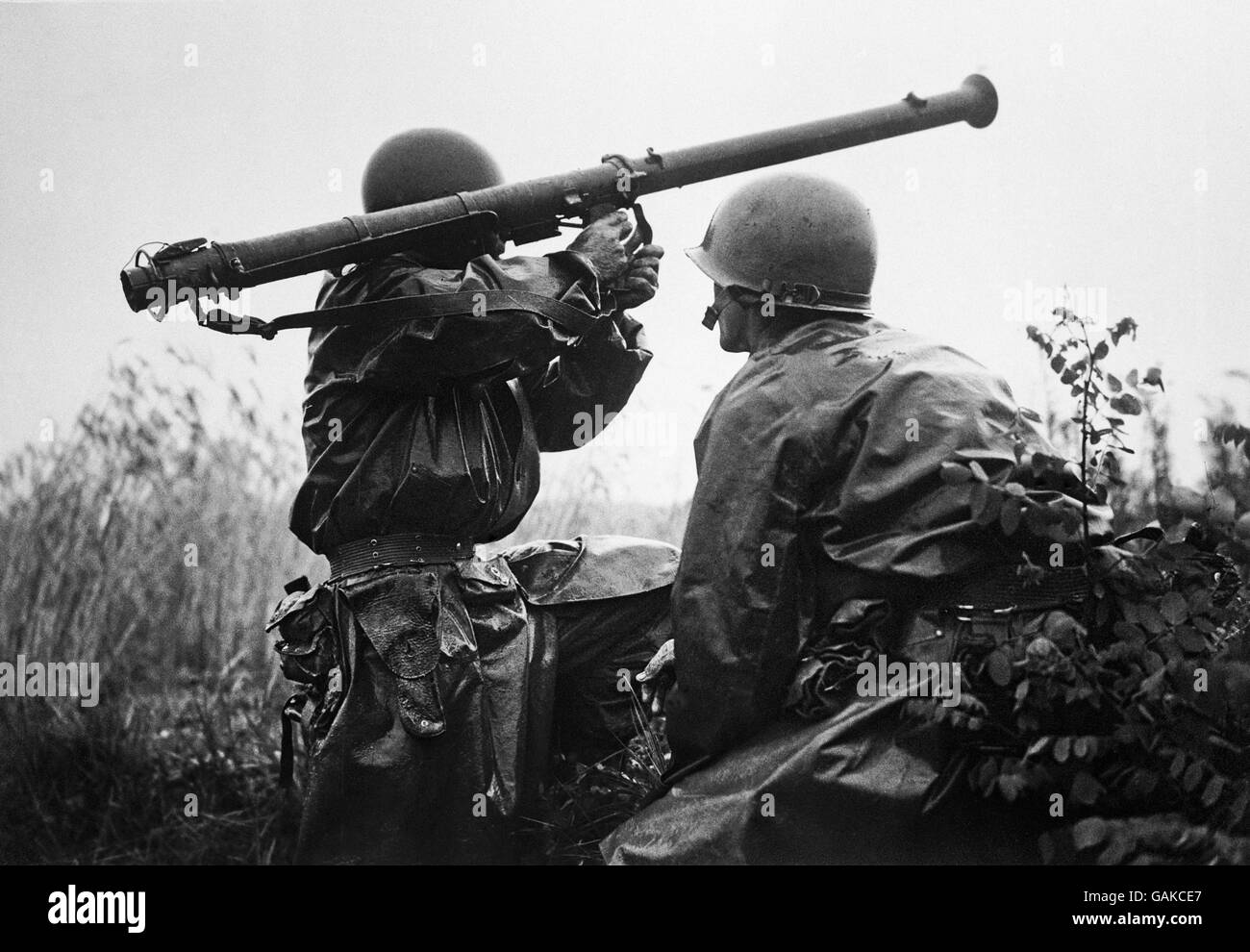 Dieses zwei-Mann-Bazooka-Team bereitet sich darauf vor, Panzer der nordkoreanischen Armee in der Nähe der Fronten der Schlacht amerikanischer und südkoreanischer Truppen gegen die roten Invasoren aus dem Norden anzufeuern. Stockfoto