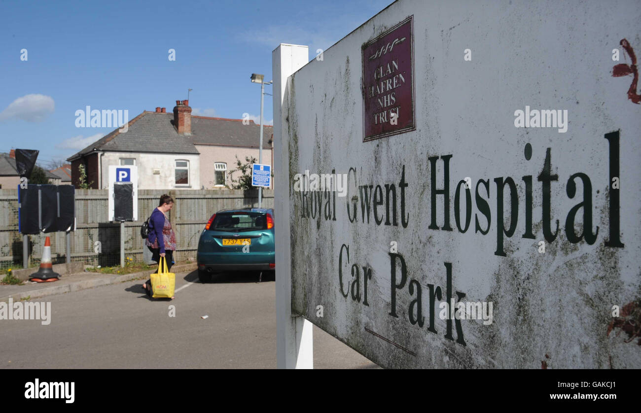 Informationen zu den Parkgebühren (ganz links) sind jetzt auf einem Parkplatz am Royal Gwent Hospital in Newport vertugt. Stockfoto