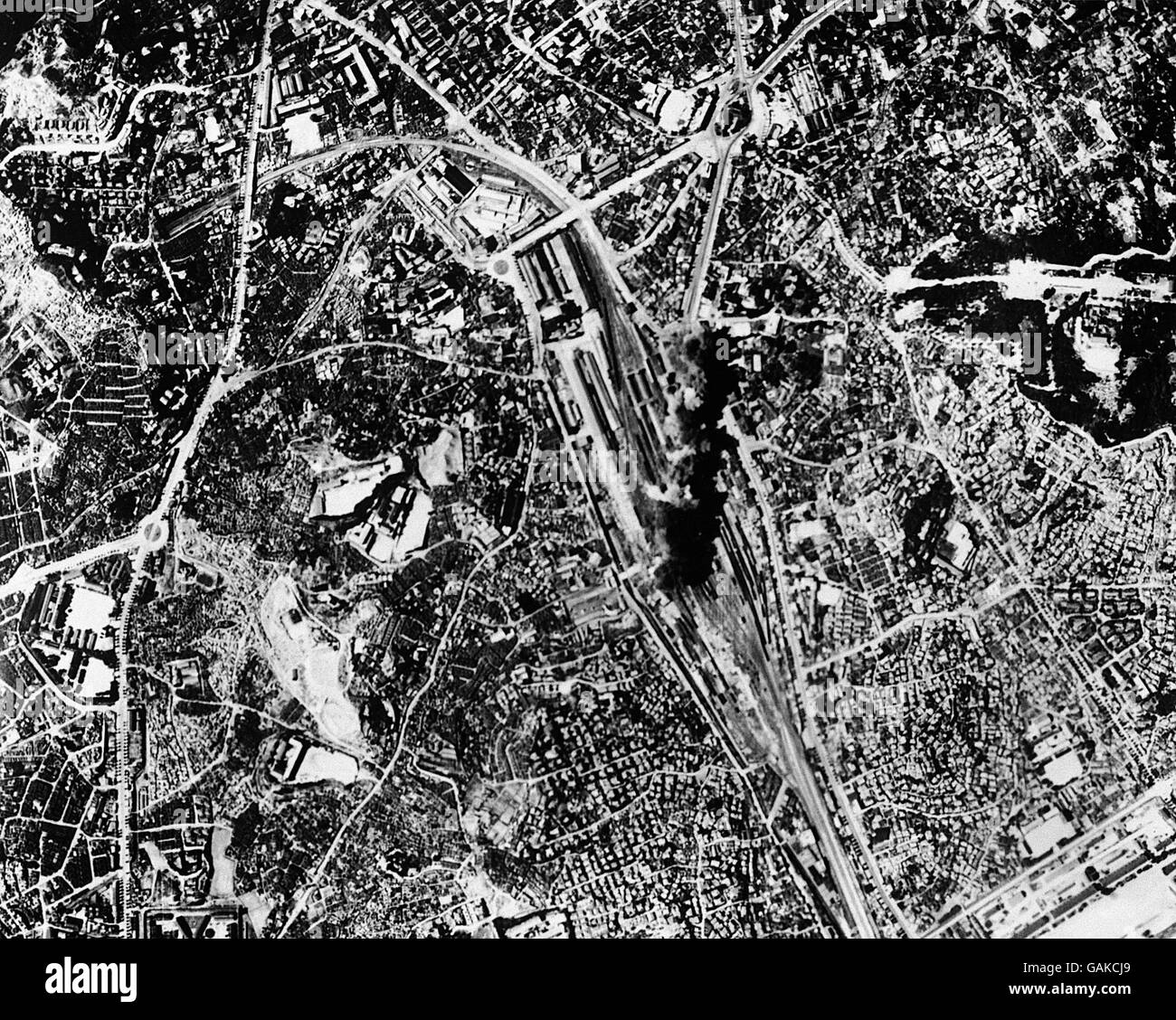 Wenn General MacArthurs' Kommunique von der Bombardierung von Rangierbahnhöfen in Seoul spricht - Südkoreanische Hauptstadt jetzt in kommunistischer Hand - ist dies die Szene, die sie beschwört. Das Bild, das während eines Angriffs auf die Stadt von B-26-Bombern der US-Luftwaffe aufgenommen wurde, zeigt eine Rauchsäule, die nach einem direkten Treffer auf der Passagierstation und den Rangierbahnhöfen, einem wichtigen Versorgungsglied des südlichen Antriebs der North Invasion Forces, nach oben driftet. Stockfoto