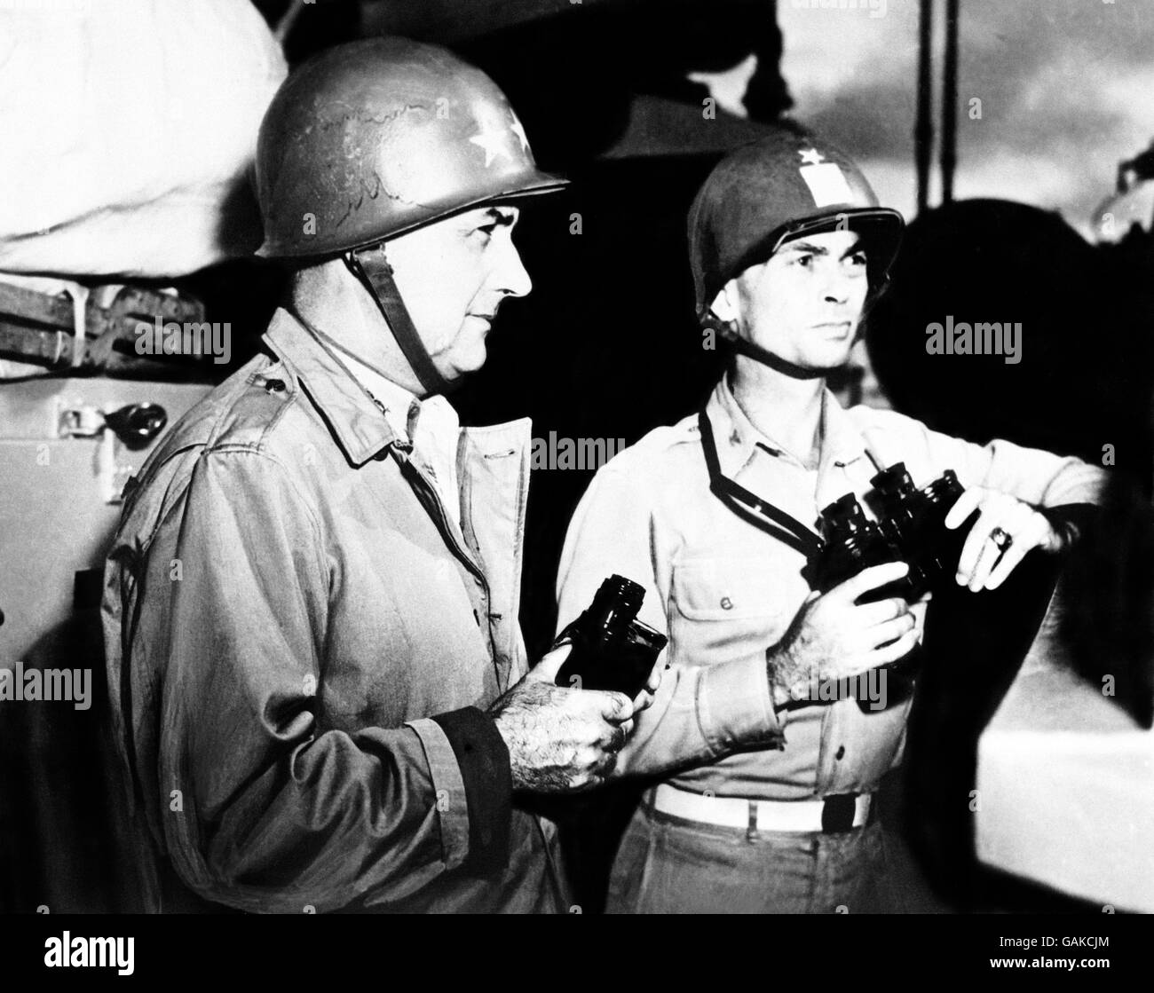 Task Force auf dem alarmiert Vizeadmiral Arthur D. Struble (links), und sein Stabschef, Captain George T. Mundroft, auf der Brücke des schweren Kreuzers Flaggschiff einer gemeinsamen britisch-amerikanischen Task Force in fernen östlichen Gewässern während eines Luftangriffs Alarm. Stockfoto