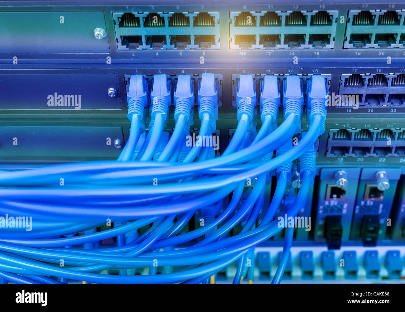 Netzwerk-Panel, Schalter und Kabel im Data center Stockfoto