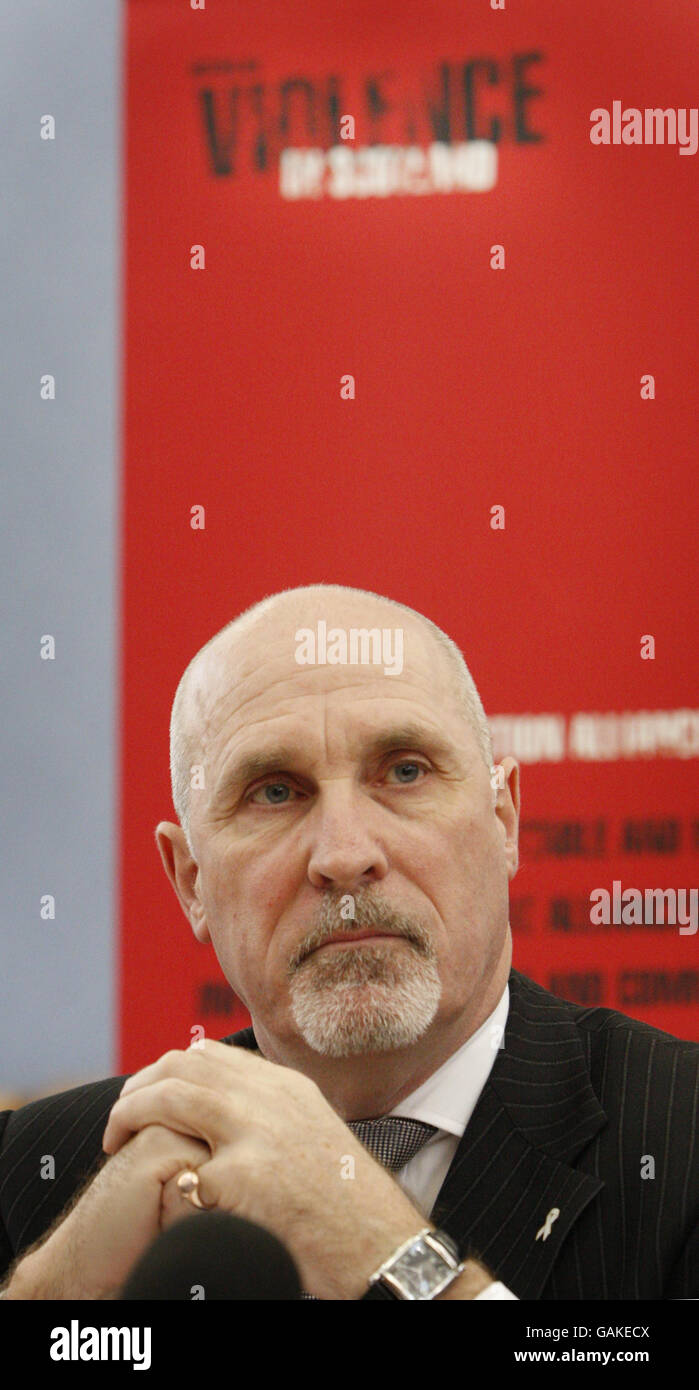 Detective Chief Superintendent John Carnochan, Leiter der Einheit zur Reduzierung der Gewalt, startet eine landesweite Niederschlagung von Bande und Gruppenkrankheit im Strathclyde Polizeihauptquartier in Glasgow. Stockfoto