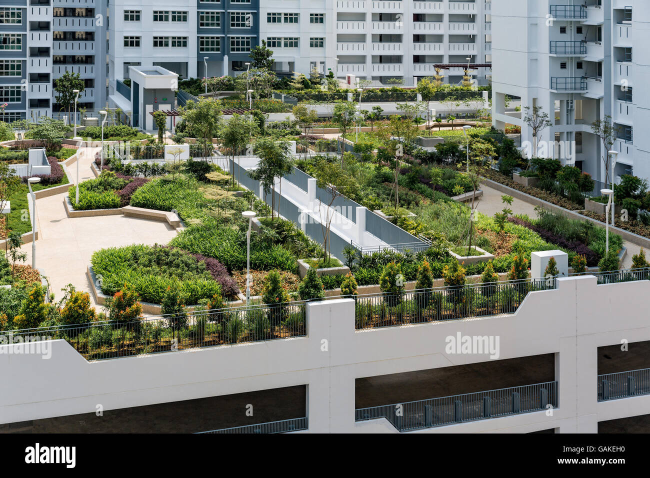 Dachgarten über Parkplatz in neue Wohnblocks der Singapur Sozialwohnungen (Housing Development Board). Stockfoto