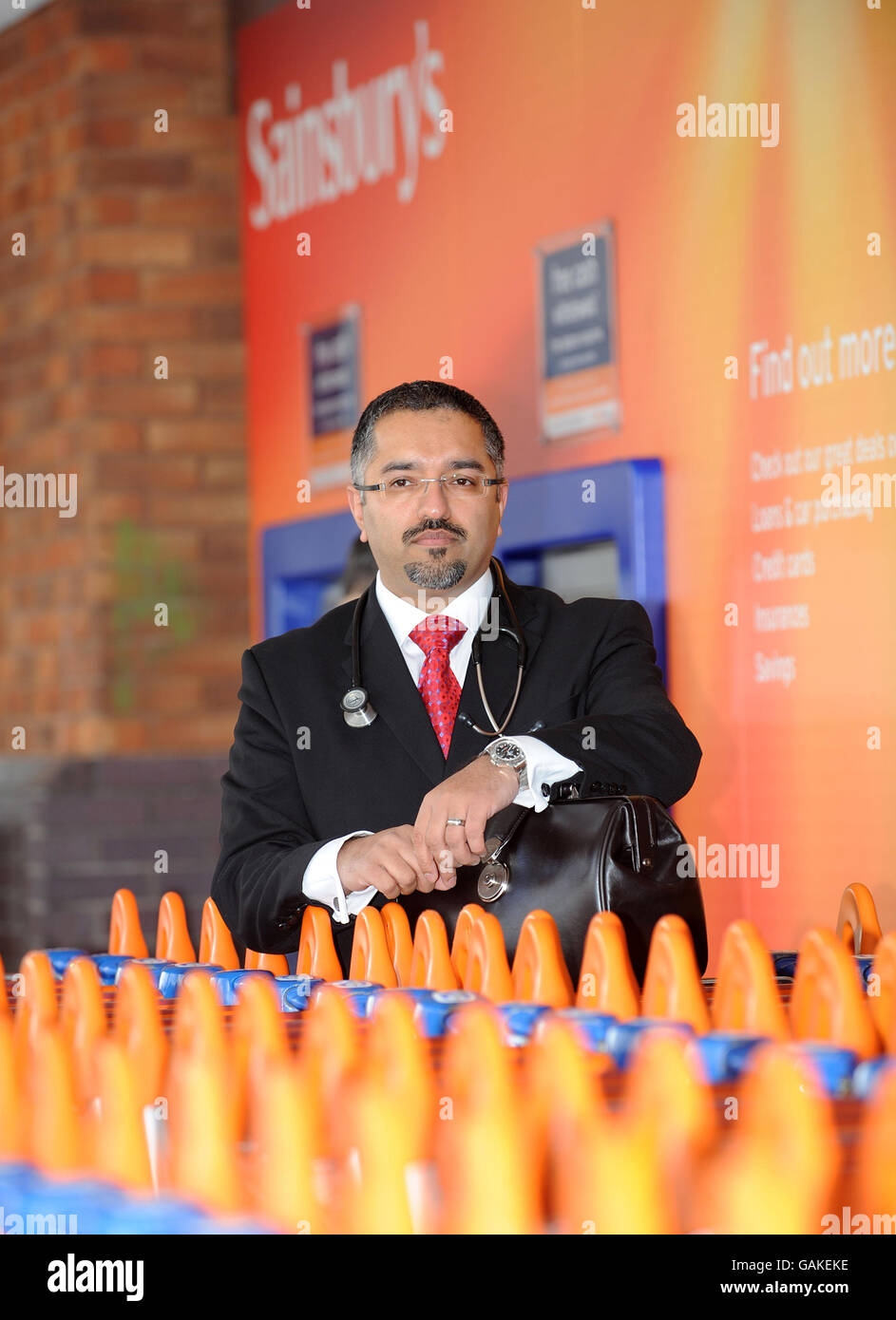 Dr. Mohammed Jiva vor dem Sainsbury's Store in Heaton Park, Manchester, wo die erste außerhalb der Öffnungszeiten Operation in einem Supermarkt auf einem sechsmonatigen Versuch gestartet wird. Stockfoto