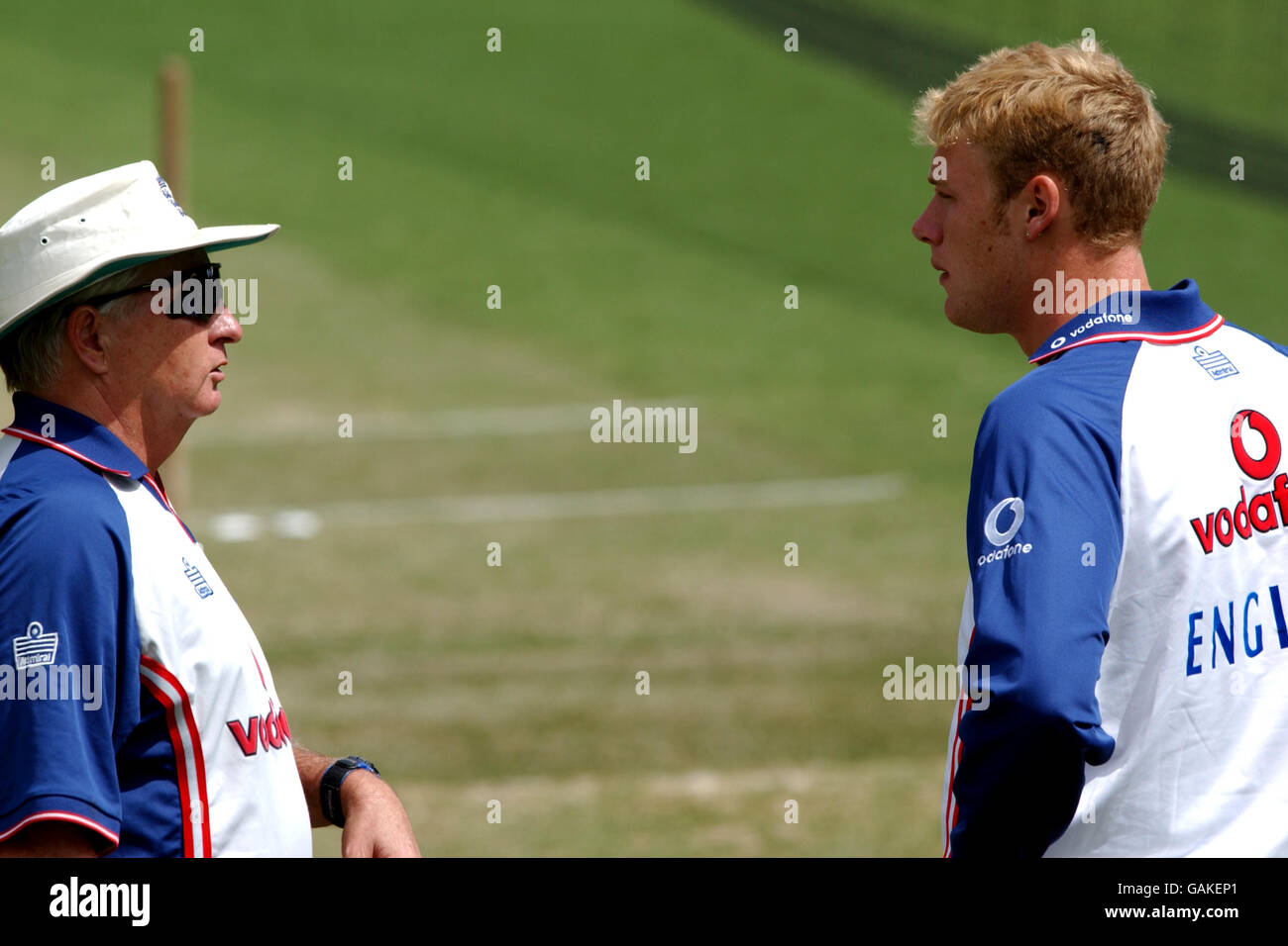 England Trainer Duncan Fletcher (l) chattet mit Andrew Flintoff (r) Während Netzen Stockfoto