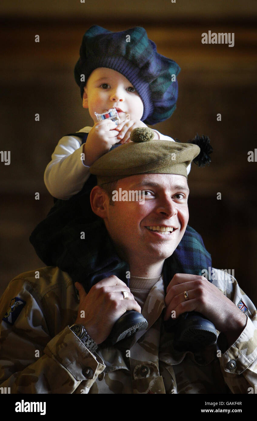 Leutnant Douglas Fisher vom Bremer Zug der 6 SCHOTTEN und seinem 18 Monate alten Sohn Stuart, nach einer Afghanistan-operativen Medaillenzeremonie heute, wo Medaillen vom Lord Provost von Glasgow Bob Winter in den Kammern der Stadt verteilt wurden. Stockfoto