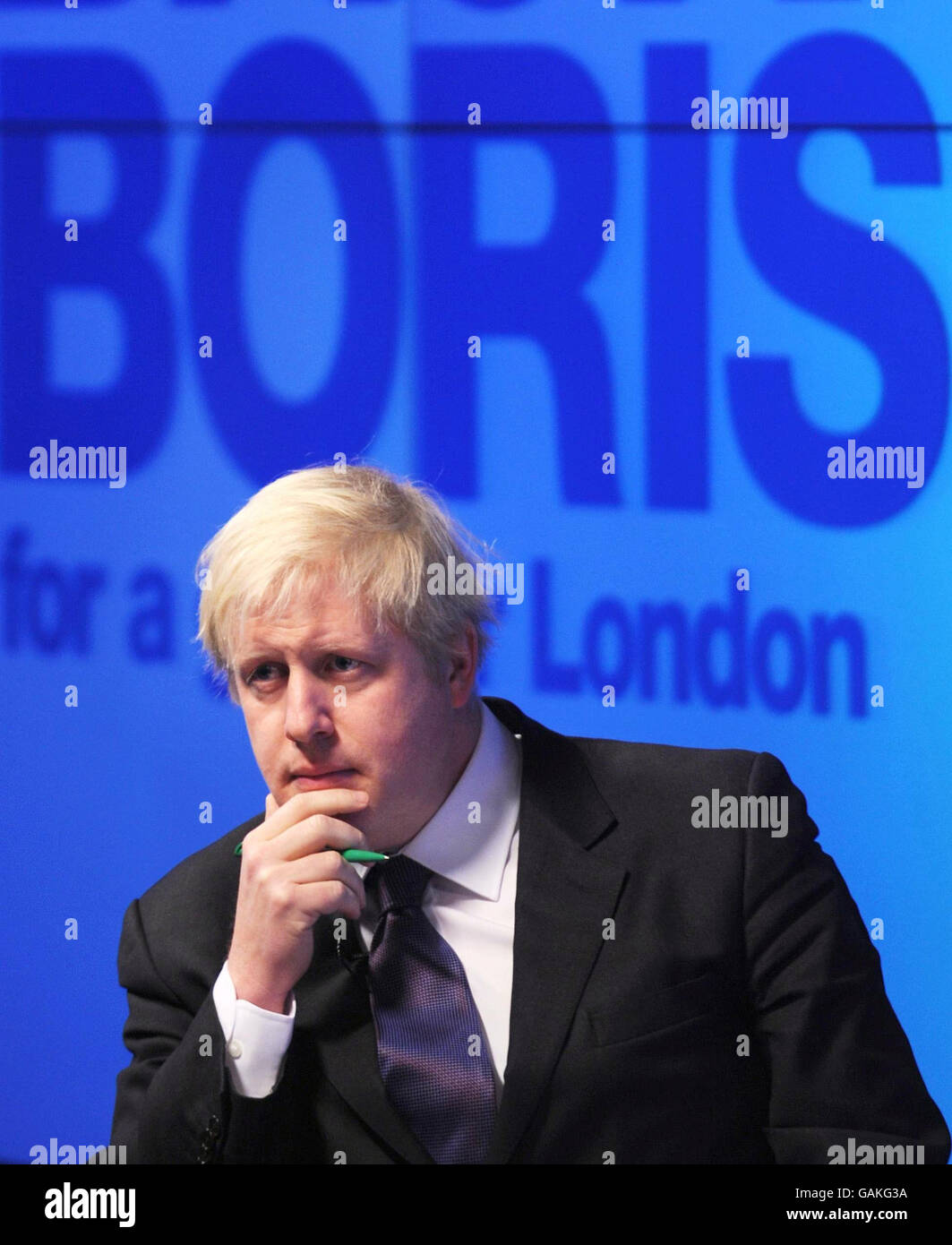 Konservativer Kandidat für London Bürgermeister Boris Johnson bereitet sich vor, eine Rede über die Wirtschaft von London in Bloomberg Büros in der City of London, vor dem Budget dieser Woche zu machen. Stockfoto