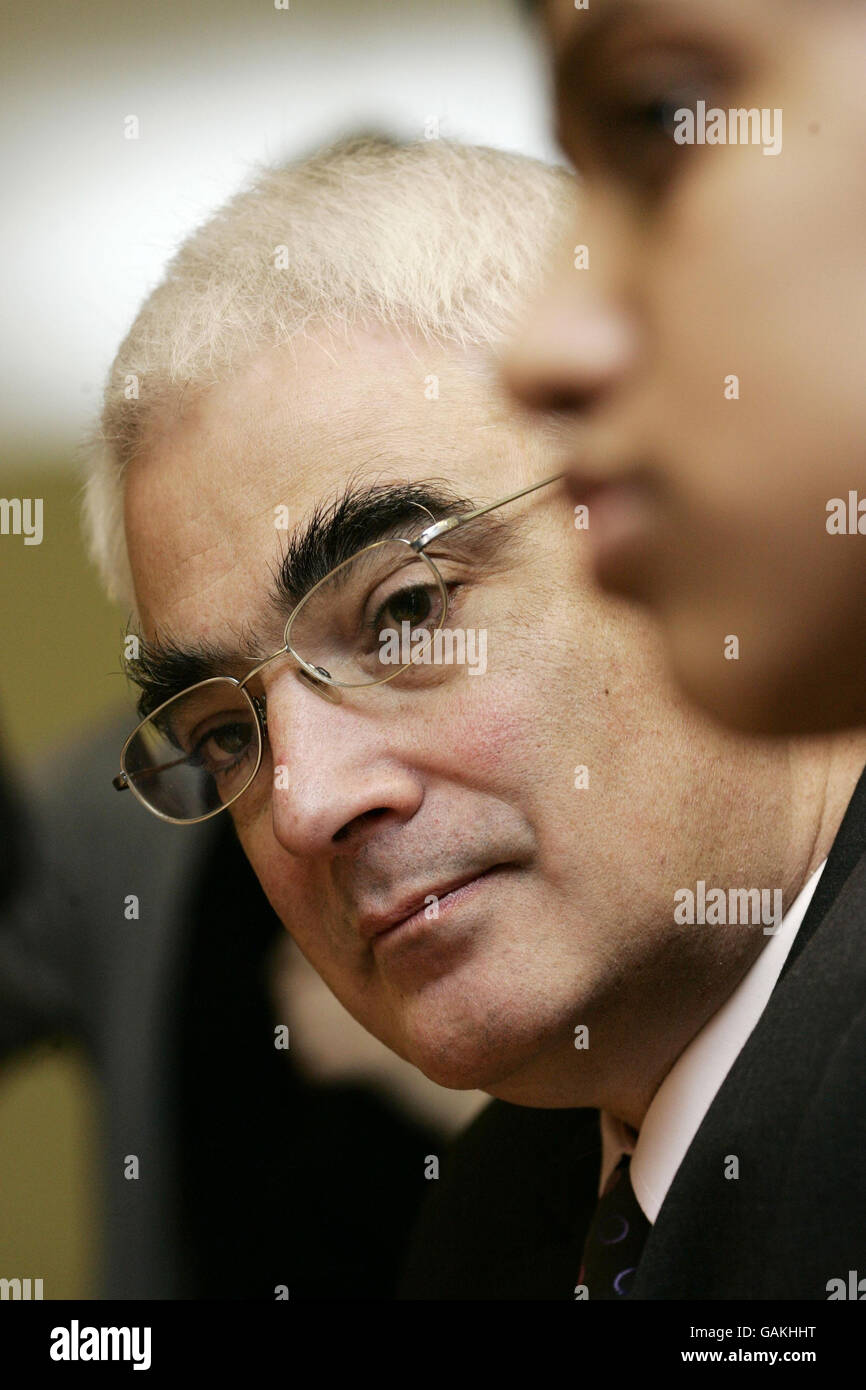 Kanzler Alistair Darling spricht mit Schülern beim Start einer neuen National Enterprise Academy am Swanlea School Business and Enterprise College in East London. Stockfoto