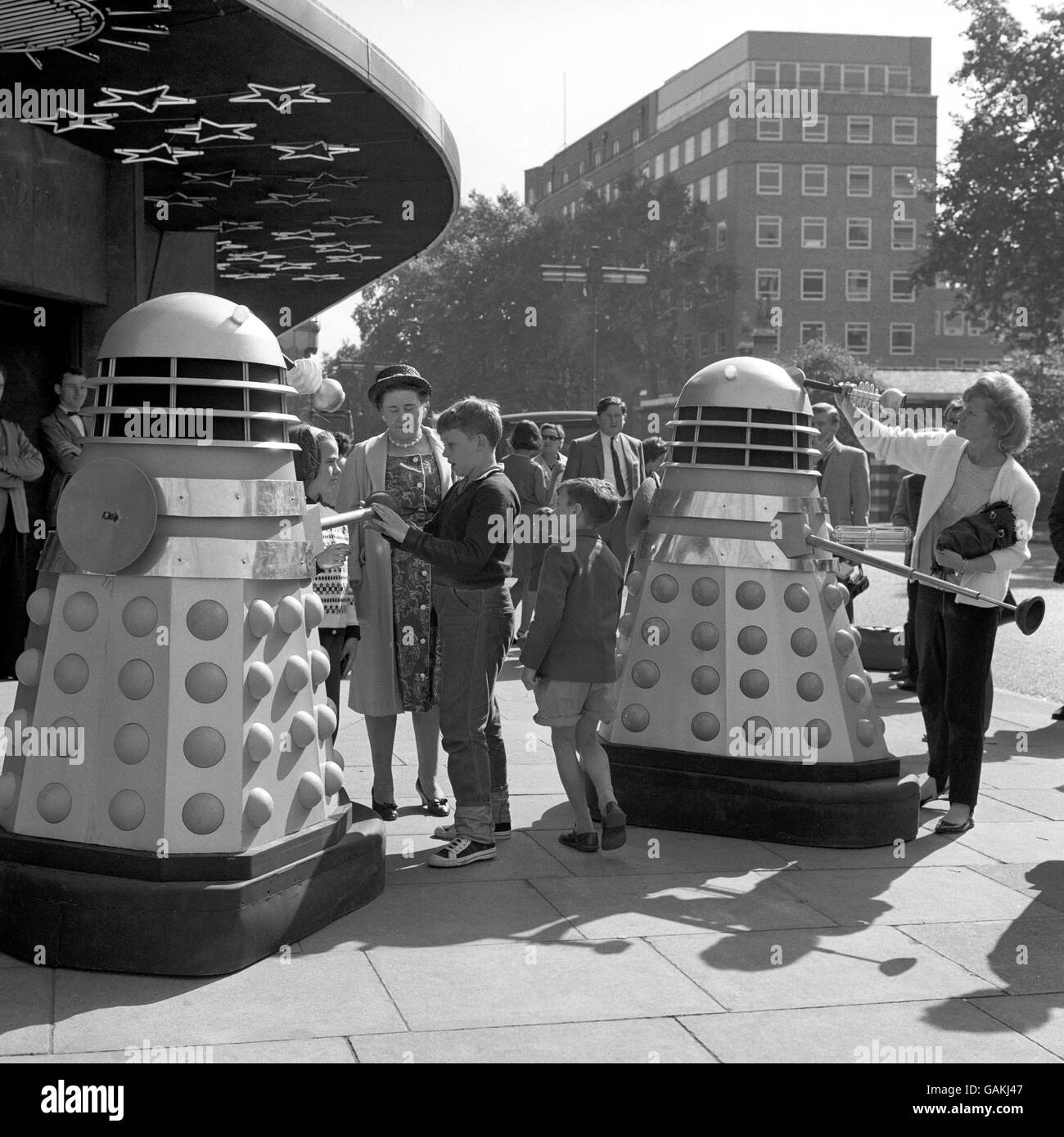 Kinder treffen den Roboter Daleks vor dem Planetarium, Baker Street, während Drehorte für eine neue Serie. Stockfoto