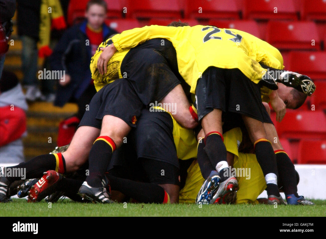 Watford-Spieler werden Heidar Helguson zum Feiern überführen Nachdem er das Siegertor erzielt hat Stockfoto