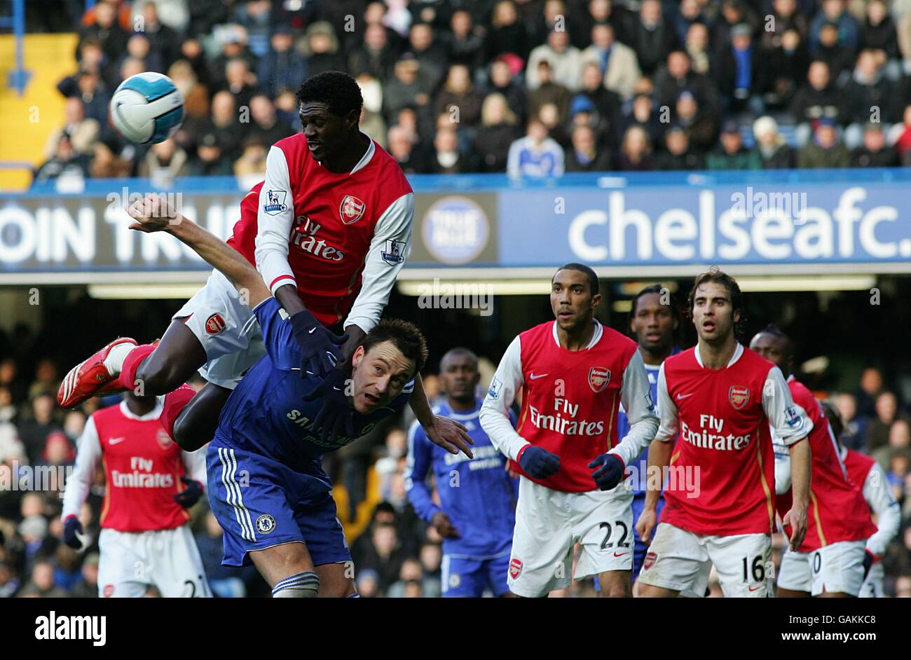 Fußball - Barclays Premier League - Chelsea / Arsenal - Stamford Bridge. Emmanuel Adebayor von Arsenal klettert über den Rücken von John Terry aus Chelsea, um den Ball zu gewinnen Stockfoto