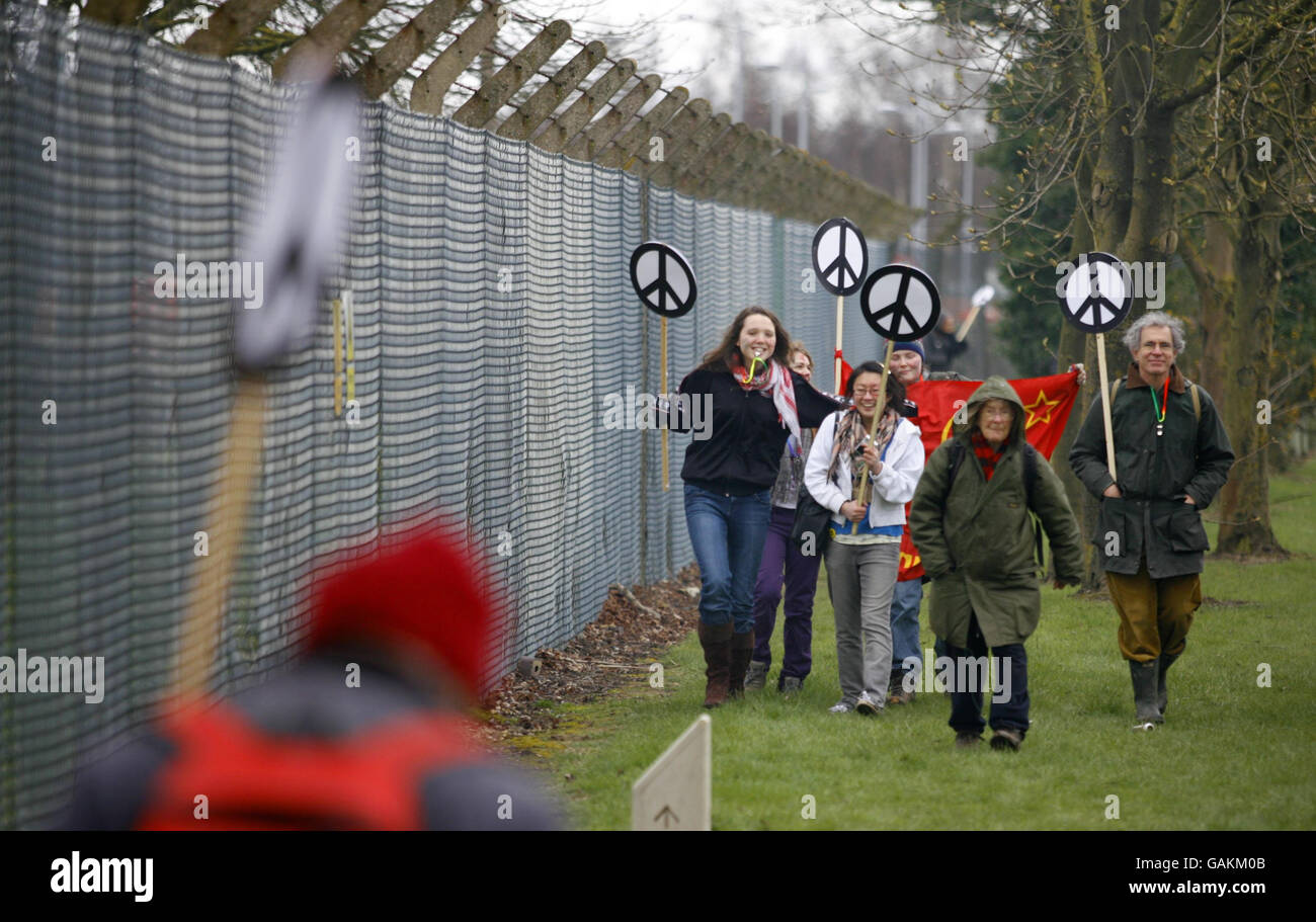 Anti-Atomwaffen-Aktivisten versammeln sich am Osterwochenende 1958 vor dem Atomwaffenlager in Aldermaston, Berkshire, zum 50. Jahrestag des historischen ersten marsches von London zum Standort. Stockfoto