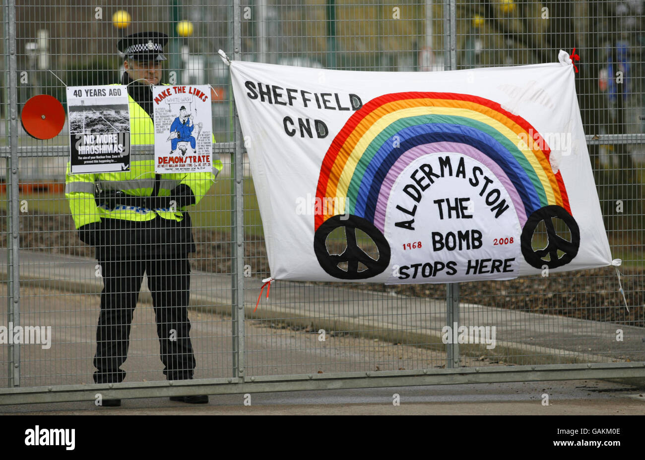 Ein Polizist bewacht am Osterwochenende 1958 die Tore des Atomwaffenbetriebs in Aldermaston, Berkshire, zum 50. Jahrestag des historischen ersten marsches von London zum Standort. Stockfoto