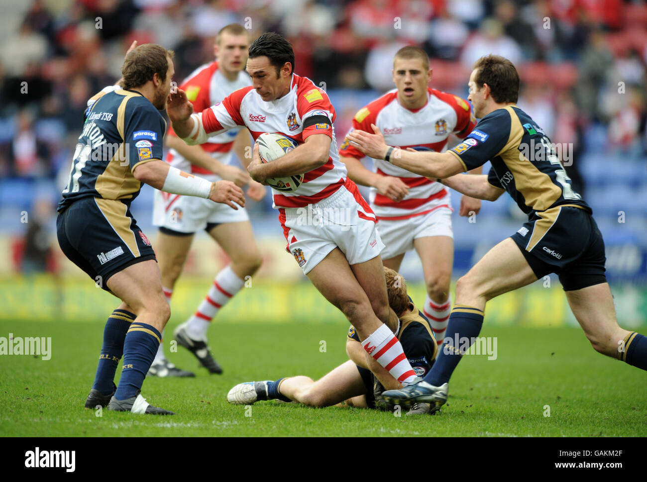 George Carmont von Wigan Warriors wird von James von Hull Kingston Rovers angegangen Webster (am Boden) und Clint Newton Stockfoto