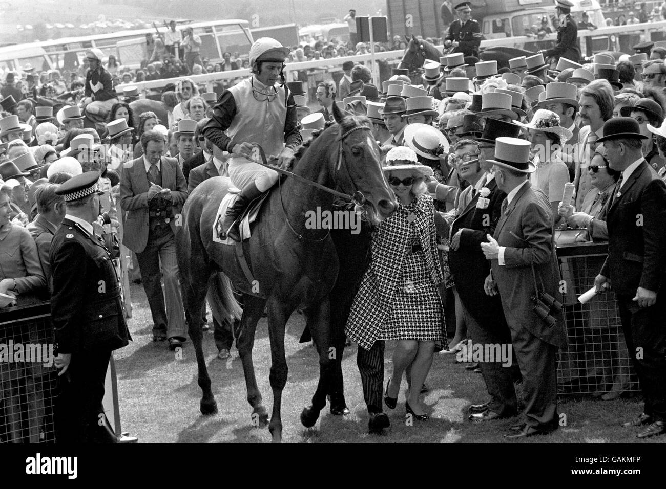 Snow Knight, mit Brian Taylor up, angeführt von seiner Besitzerin, Frau Sharon Phillips, Frau eines Anwalts in Montreal, nach seinem Schock Derby Sieg heute. Das colt, eine Chance von 50-1 war Mrs Phillips erste Läuferin in Epsom. Stockfoto