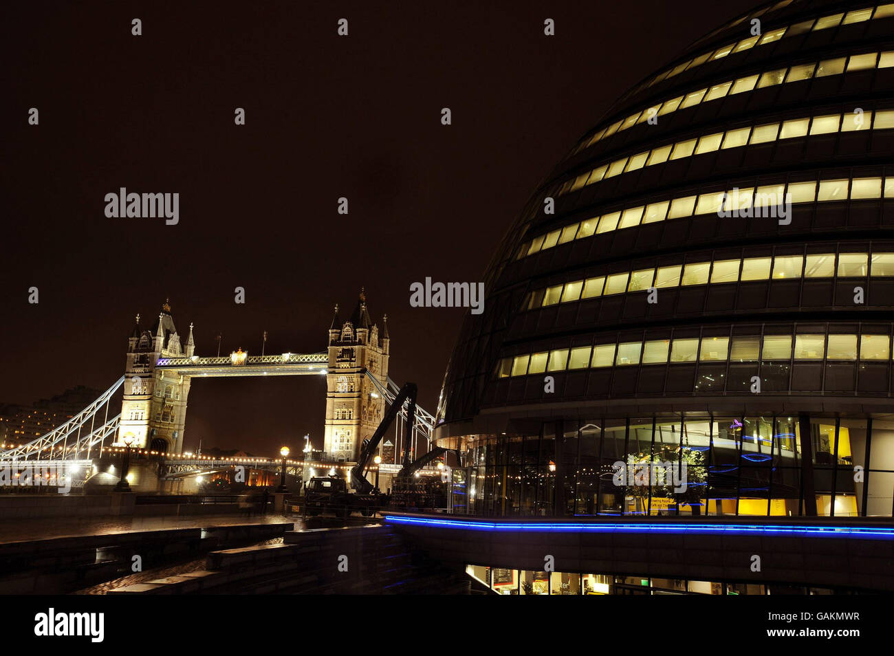 Die Lichter an der Tower Bridge oder London City Hall als London ignoriert die Earth Hour, wenn die Lichter ausgeschaltet werden, um zu zeigen, wie Einsparungen gemacht werden könnten, um CO2-Emissionen zu reduzieren. Stockfoto