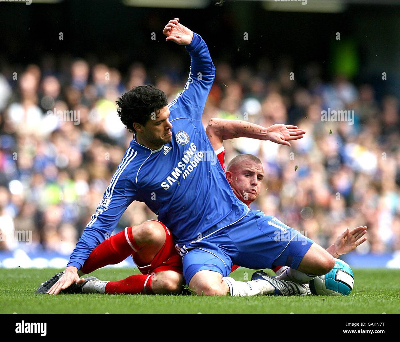 Chelseas Michael Ballack und Middlesbroughs Lee Cattermole kämpfen um die Ball Stockfoto