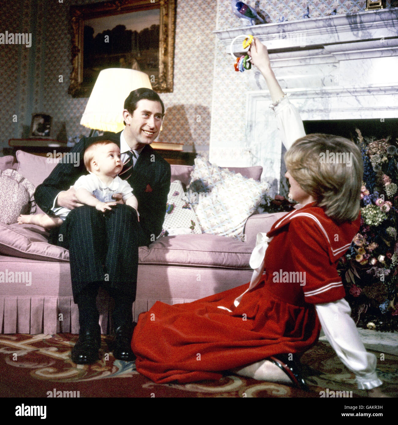 Der Prinz und die Prinzessin von Wales mit ihrem Sohn Prinz William während einer Fotosession im Kensington Palace in London. Stockfoto