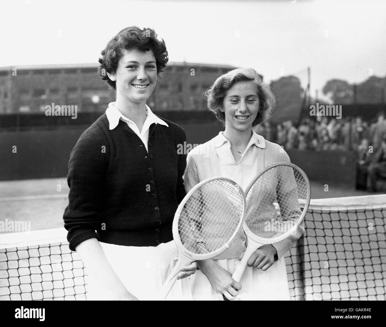 Marion Boundy (links) und Valerie Pitt bei der Junior Lawn Tennis Championship in Wimbledon. Stockfoto