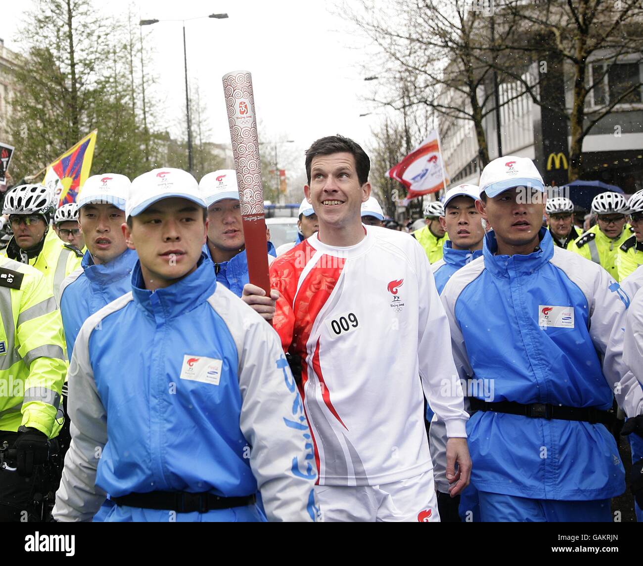 Tim Henman läuft vom Notting Hill Gate während der Olympischen Spiele in Peking Fackel-Staffel in London. Stockfoto