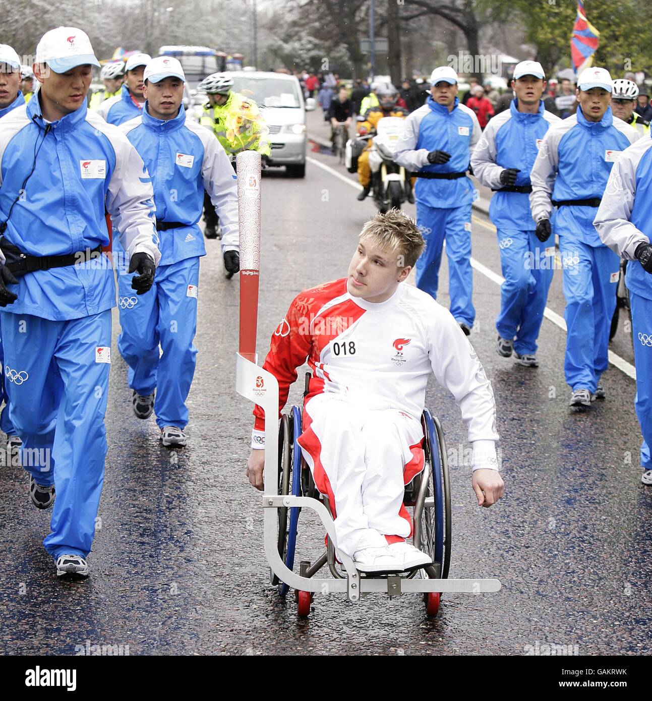 Fackellauf Für Die Olympischen Spiele In Peking - London. Die Fackel nähert sich dem North Carridge Drive, während der Olympischen Spiele in Peking in London. Stockfoto