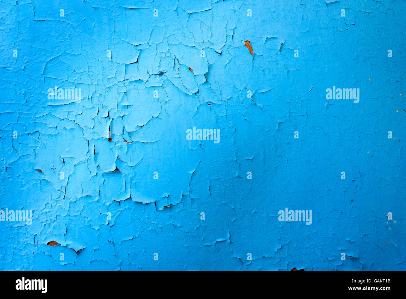 Hellen lebendige und auffallende blaue Farbe mit sichtbaren Risse und Abplatzungen durch Rost auf einer Metalloberfläche. Kopie-Space-Bereich Stockfoto