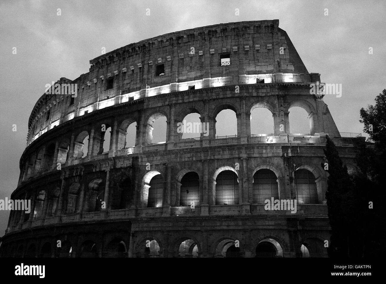 Reise - Blick Auf Die Stadt - Rom. Ein allgemeiner Blick auf das Kolosseum in Rom in der Abenddämmerung Stockfoto