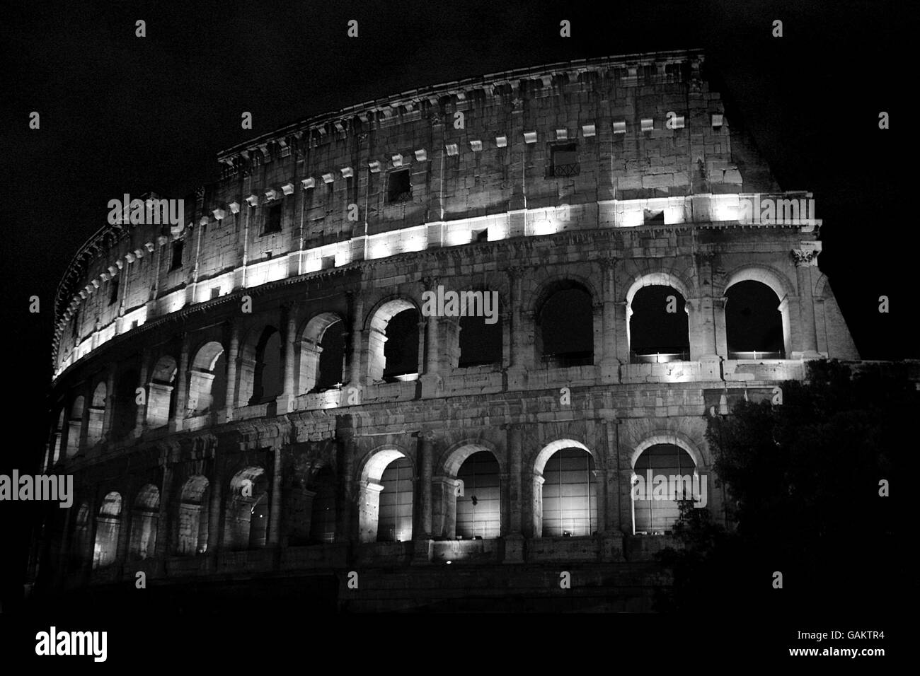 Reisen, Stadtblick, Rom. Ein allgemeiner Blick auf das Kolosseum in Rom bei Nacht Stockfoto