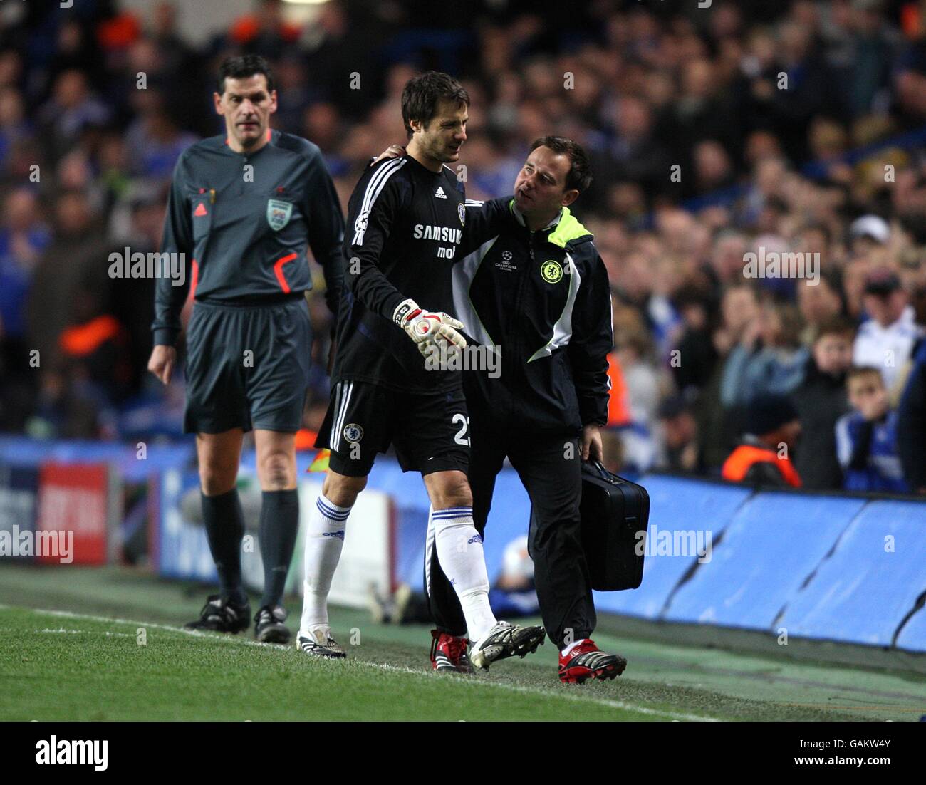 Fußball - UEFA Champions League - Viertelfinale - zweite Etappe - Chelsea gegen Fenerbahce - Stamford Bridge. Chelsea-Torhüter Carlo Cudicini lästert, als er das Feld verlässt, um von Henrique Hilario ersetzt zu werden Stockfoto