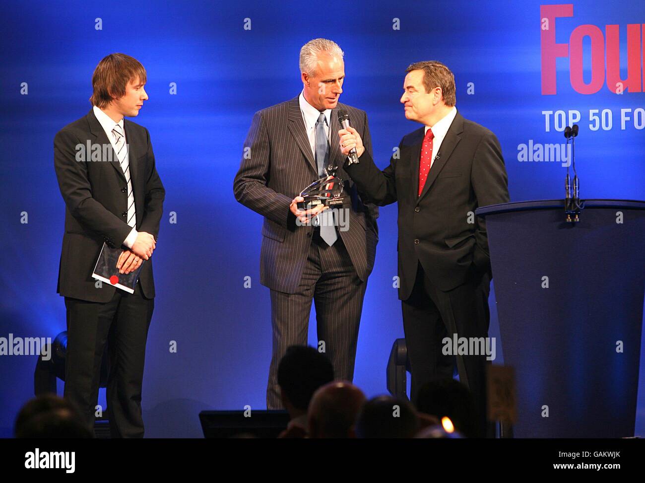 Mick McCarthy (Mitte), Manager von Wolverhampton Wanderers, erhält die Auszeichnung für FourFourFourTwo Young Spieler des Jahres von FourFourFourTwo's Editor Hugh Sleight (links) im Namen von Michael Khty bei den Football League Awards 2008 im Londoner Hilton, Park Lane. Stockfoto